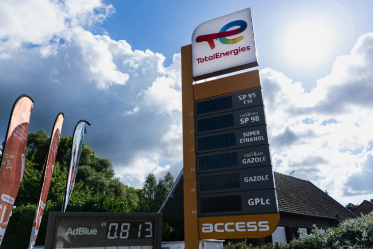TotalEnergies a dévoilé jeudi un bénéfice net record de 8,3 milliards de dollars pour le troisième trimestre ( AFP / Sameer Al-DOUMY )