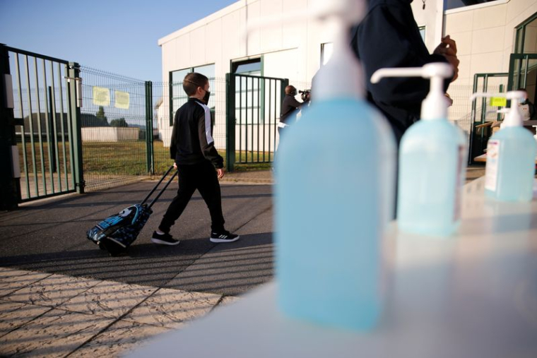 LE MASQUE DE RIGUEUR POUR LA PLUPART DES ÉLÈVES EUROPÉENS DE RETOUR À L'ÉCOLE