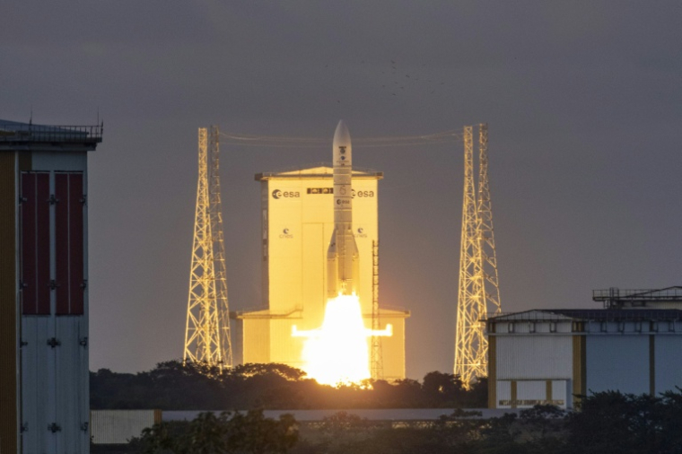 La fusée Ariane 6 au décollage à Kourou en Guyane le 4 novembre 2025 ( AFP / Ronan LIETAR )