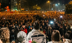 Large rassemblement en hommage aux victimes de l'accident de la gare de Novi Sad, le 31 octobre 2025 dans cette ville du nord de la Serbie ( AFP / UROS ARSIC )
