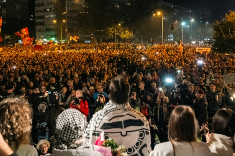 Large rassemblement en hommage aux victimes de l'accident de la gare de Novi Sad, le 31 octobre 2025 dans cette ville du nord de la Serbie ( AFP / UROS ARSIC )