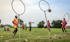 Entraînement de "Quidditch", le sport de Harry Potter, renommé "quadball", à Katwadde, en Ouganda, le 8 janvier 2026 ( AFP / Luis TATO )