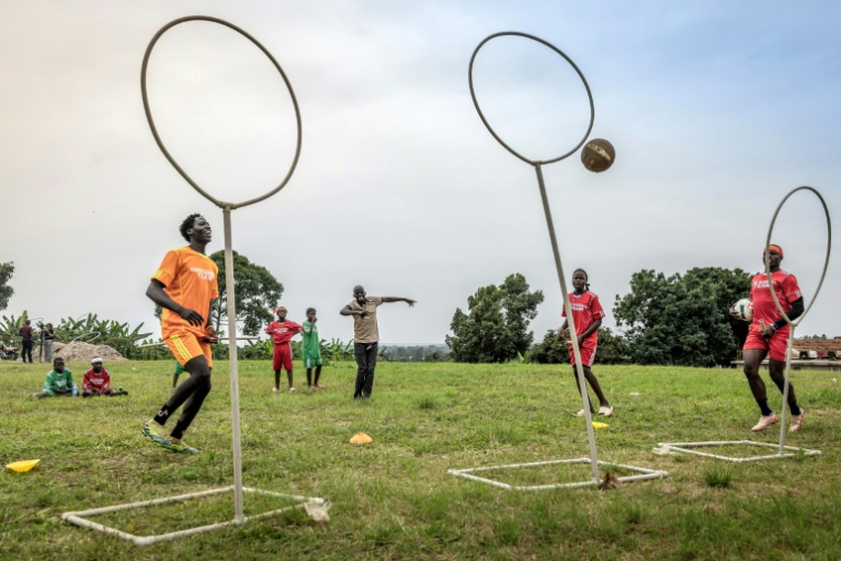 Entraînement de "Quidditch", le sport de Harry Potter, renommé "quadball", à Katwadde, en Ouganda, le 8 janvier 2026 ( AFP / Luis TATO )
