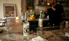 Une bouteille d'aragh sagi, eau-de-vie traditionnelle bannie par l'Iran, produite à Yonkers, dans l'État de New York ( AFP / CHARLY TRIBALLEAU )