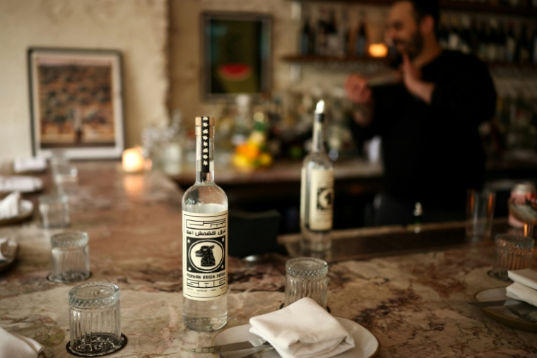 Une bouteille d'aragh sagi, eau-de-vie traditionnelle bannie par l'Iran, produite à Yonkers, dans l'État de New York ( AFP / CHARLY TRIBALLEAU )