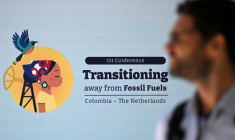 Un homme passe devant la signalétique de la conférence sur la sortie des énergies fossiles à Santa Marta, en Colombie, le 28 avril 2026 ( AFP / Raul ARBOLEDA )