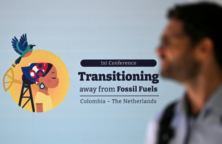 Un homme passe devant la signalétique de la conférence sur la sortie des énergies fossiles à Santa Marta, en Colombie, le 28 avril 2026 ( AFP / Raul ARBOLEDA )