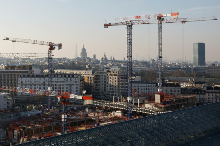 Photo d'archives de travaux de construction près de la gare d'Austerlitz à Paris, avec en fonds la Tour Eiffel, le Pantheon, le 3 février 2025 ( AFP / Xavier GALIANA )