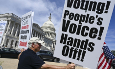 Des manifestants contre les restrictions imposées par Donald Trump sur le vote par correspondance protestent devant le Capitole de Washington, le 15 septembre 2026 ( AFP / ROBERTO SCHMIDT )