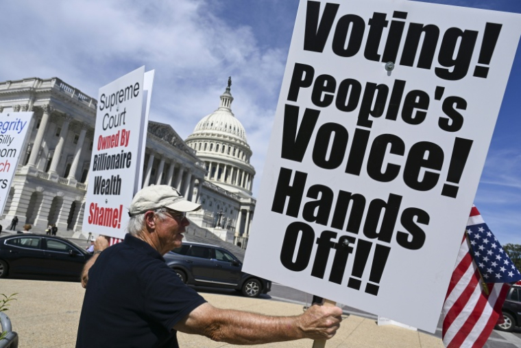 Des manifestants contre les restrictions imposées par Donald Trump sur le vote par correspondance protestent devant le Capitole de Washington, le 15 septembre 2026 ( AFP / ROBERTO SCHMIDT )