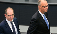 Le ministre de l'Intérieur allemand, Alexander Dobrindt (g), et le chancelier Friedrich Merz, au Bundestag (chambre basse du Parlement), à Berlin, le 6 mai 2025 ( AFP / Tobias SCHWARZ )