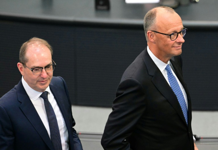 Le ministre de l'Intérieur allemand, Alexander Dobrindt (g), et le chancelier Friedrich Merz, au Bundestag (chambre basse du Parlement), à Berlin, le 6 mai 2025 ( AFP / Tobias SCHWARZ )