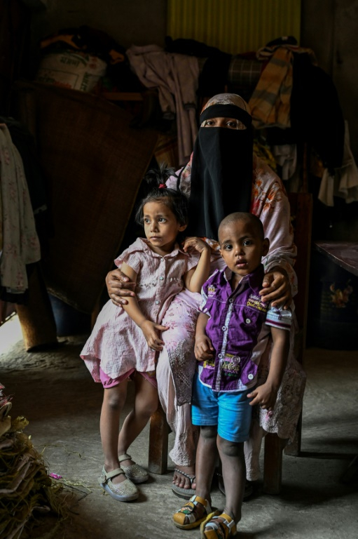 Rekha Akther, dont le mari est mort sur un chantier de démolition navale en septembre, chez elle avec ses enfants, le 20 février 2025 à Chittagong, dans le sud du Bangladesh ( AFP / Munir UZ ZAMAN )