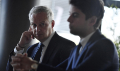 Bruno Le Maire et Gabriel Attal, à Paris, le 19 octobre 2022 ( AFP / JULIEN DE ROSA )