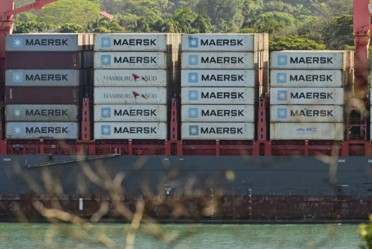 Un cargo transportant des conteneurs de la compagnie danoise Maersk devant le port de Balboa à Panama, le 30 janvier 2026 ( AFP / MARTIN BERNETTI )