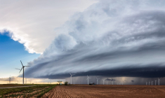 Découvrez pourquoi la taxe sur les catastrophes naturelles fait flamber votre assurance auto ( Crédits: © JSirlin - stock.adobe.com)