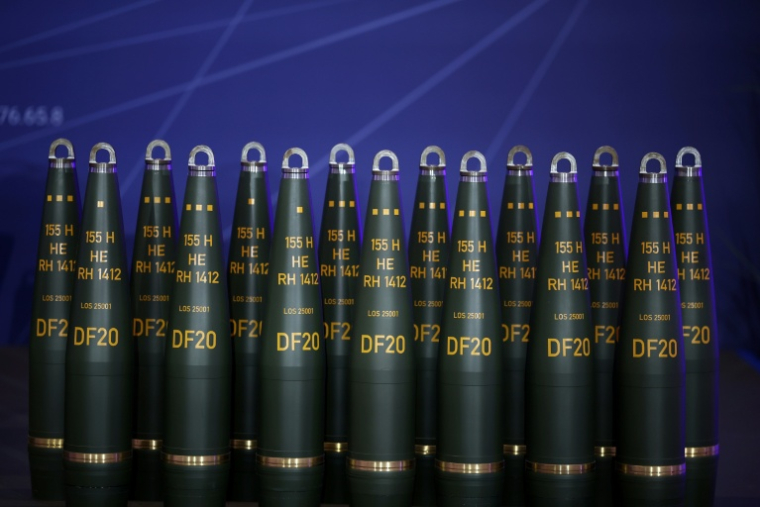 Des munitions d'artillerie exposées sur le site de production d'Unterlüss, de l'entreprise Rheinmetall, en Allemagne, le 27 août 2025 ( AFP / Ronny HARTMANN )