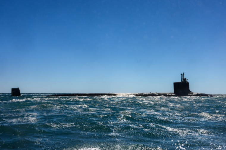 Le sous-marin nucléaire d'attaque rapide USS Minnesota de la marine américaine, de classe Virginia, navigue au large des côtes de l'Australie occidentale, le 16 mars 2025 ( POOL / COLIN MURTY )