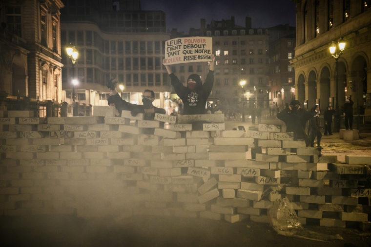 Barricade à Lyon, le 17 octobre 2026 ( AFP / JEFF PACHOUD )