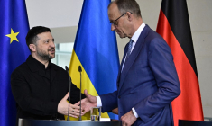 Volodymyr Zelensky et Friedrich Merz, à Berlin, le 14 avril 2026 ( AFP / TOBIAS SCHWARZ )