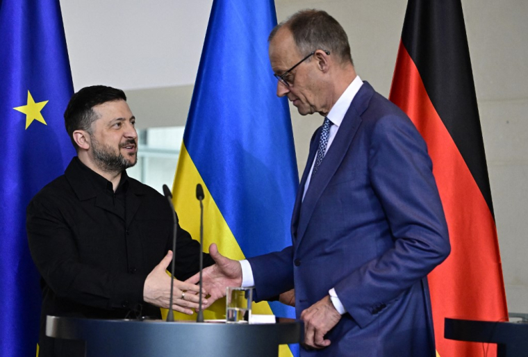 Volodymyr Zelensky et Friedrich Merz, à Berlin, le 14 avril 2026 ( AFP / TOBIAS SCHWARZ )