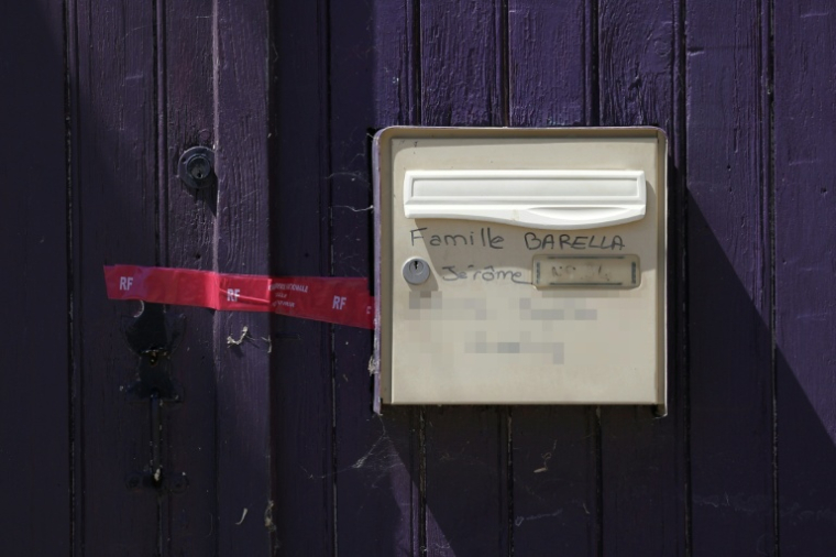 La boîte aux lettres de Jérôme Barella, portant un ruban de scellé rouge de la Gendarmerie nationale, lors d'une perquisition au domicile de ce suspect dans l'enquête sur la mort de la collégienne Lyhanna, le 6 juillet 2026 à Montestruc-sur-Gers, dans le Gers ( AFP / Valentine CHAPUIS )
