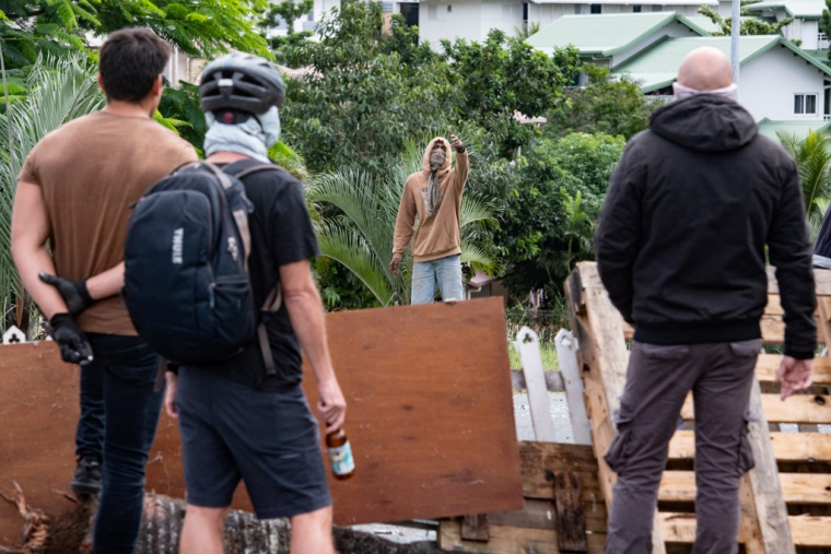 Des résidents font face à un militant à Nouméa, le 15 mai 2024. ( AFP / DELPHINE MAYEUR )