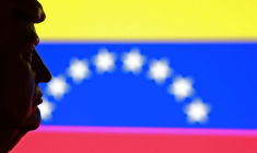 Une illustration montre un modèle miniature imprimé en 3D du président américain Donald Trump devant le drapeau vénézuélien