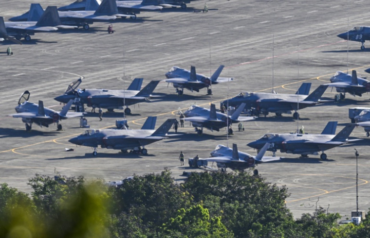 Des avions de combat américains sur le tarmac de l'aéroport José Aponte de la Torre à Ceiba, sur l'île de Porto Rico, le 3 janvier 2026  ( AFP / Miguel J. Rodriguez Carrillo )