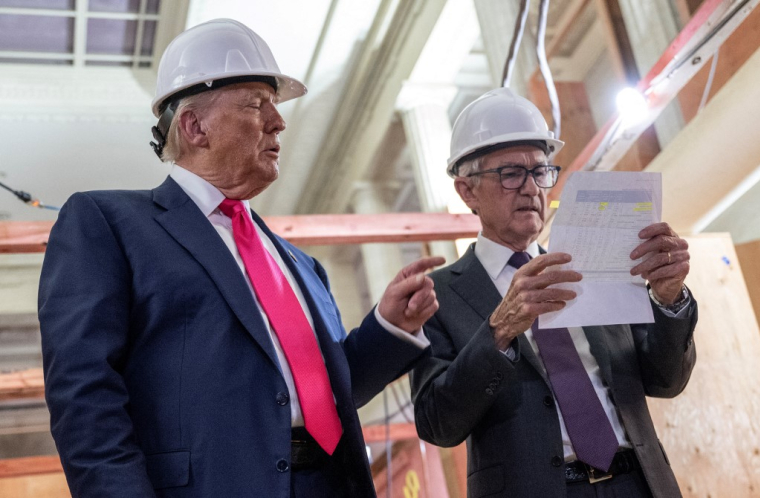 Donald Trump et Jerome Powell, lors d'une visite surprise au siège de la Fed, le 24 juillet 2025, à Washington DC ( AFP / ANDREW CABALLERO-REYNOLDS )