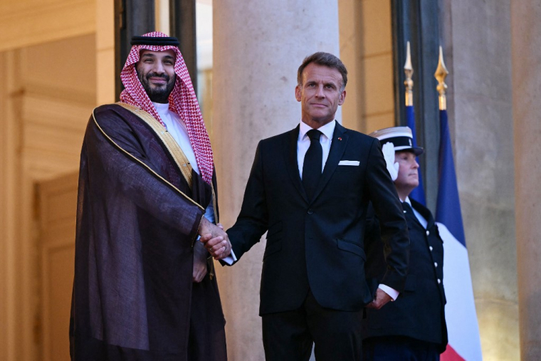 Mohammed ben Salmane et Emmanuel Macron à Paris, le 24 août 2026. ( AFP / LOU BENOIST )
