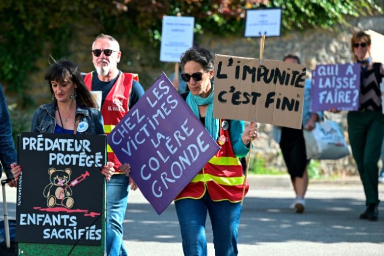 Manifestation de soutien aux victimes du chirurgien pédocriminel Joël Le Scouarnec, à Vannes, le 19 mai 2025 ( AFP / Damien MEYER )