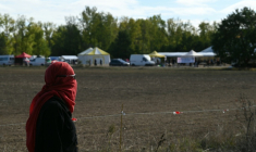 Un opposant à l'A69 près du campement des militants installé à Cambounet-sur-le-Sor, dans le Tarn, le 10 octobre 2026 ( AFP / Matthieu RONDEL )