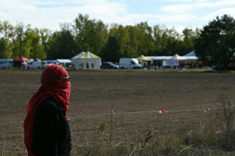 Un opposant à l'A69 près du campement des militants installé à Cambounet-sur-le-Sor, dans le Tarn, le 10 octobre 2026 ( AFP / Matthieu RONDEL )