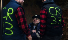 Des agriculteurs bloquent avec leurs tracteurs un accès au dépôt pétrolier du Dock des Pétroles d'Ambès à Bassens, près de Bordeaux, le 9 janvier 2026. ( AFP / Christophe ARCHAMBAULT )