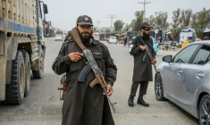 Des gardes talibans à un checkpoint de Kandahar, en Afghanistan, le 3 mars 2026 ( AFP / - )