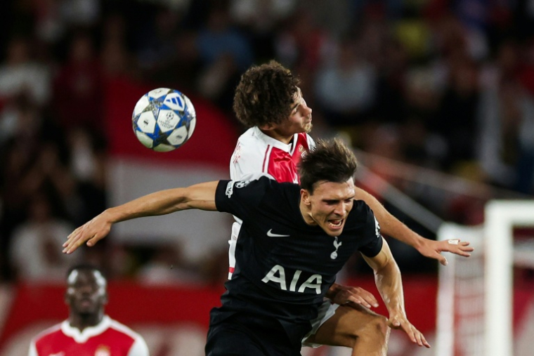 Le Monégasque Maghnes Akliouche (en haut) et Joao Palhinha de Tottenham lors du match nul 0-0 en Ligue des champions, le 22 octobre 2025 à Monaco ( AFP / Valery HACHE )