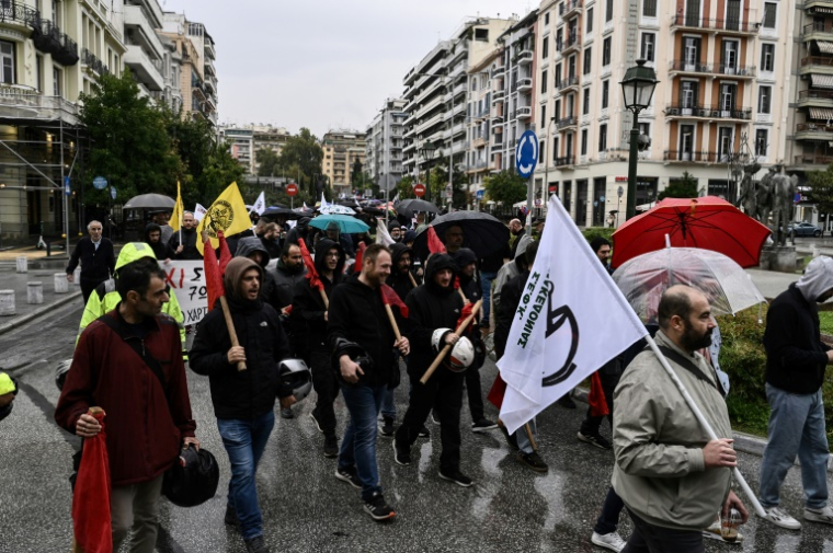 Manifestation dans les rues de Thessalonique, en Grèce, lors d'une grève générale de 24 heures, le 1er octobre 2025 ( AFP / Sakis Mitrolidis )