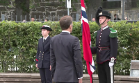 Norvège: Le président français Macron dépose une gerbe de fleurs devant un mémorial à Oslo