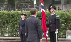 Norvège: Le président français Macron dépose une gerbe de fleurs devant un mémorial à Oslo
