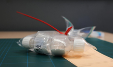 Un échantillon de cocaïne saisi dans la valise d'un passager par les douaniers français à l'aéroport Roissy Charles de Gaulle (CDG). Paris, le 21 mars 2025 ( AFP / THIBAUD MORITZ )