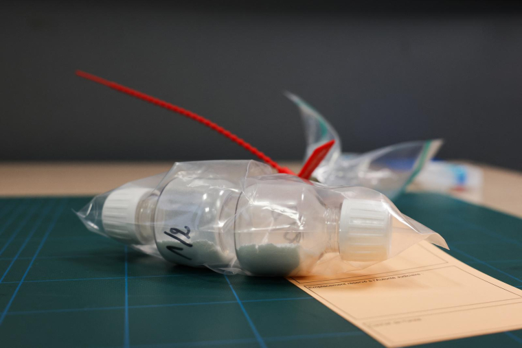 Un échantillon de cocaïne saisi dans la valise d'un passager par les douaniers français à l'aéroport Roissy Charles de Gaulle (CDG). Paris, le 21 mars 2025 ( AFP / THIBAUD MORITZ )