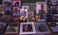 Tel Aviv: veillée aux bougies pour marquer le deuxième anniversaire du 7-Octobre