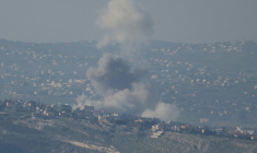 De la fumée s'élève à Deir Seryan, dans le sud du Liban, après une frappe israélienne le 2 mars 2026  ( AFP / Rabih DAHER )