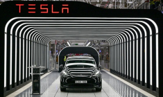 Des voitures Model Y sont photographiée à Grünheide