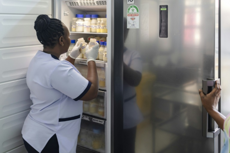Une infirmière prend des bouteilles de lait maternel provenant de donations faites à la banque de lait de la maternité de l'hôpital de Pumwani à Nairobi, le 4 septembre 2025 ( AFP / Tony KARUMBA )