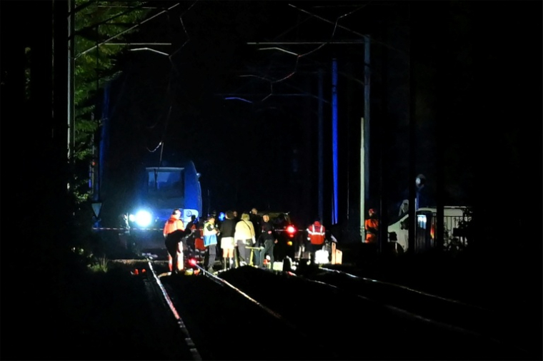 Des secouristes sur les lieux d'un déraillement de train TER, le 11 septembre 2026 à Cléon, en Seine-Maritime ( AFP / GUILLAUME SALIGOT )