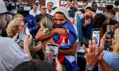 L'artiste dissident cubain Luis Manuel Otero Alcantara est accueilli à Miami (Etats-Unis), par des membres de la diaspora, le 18 juillet 2026 ( AFP / Giorgio Viera )