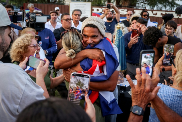 L'artiste dissident cubain Luis Manuel Otero Alcantara est accueilli à Miami (Etats-Unis), par des membres de la diaspora, le 18 juillet 2026 ( AFP / Giorgio Viera )