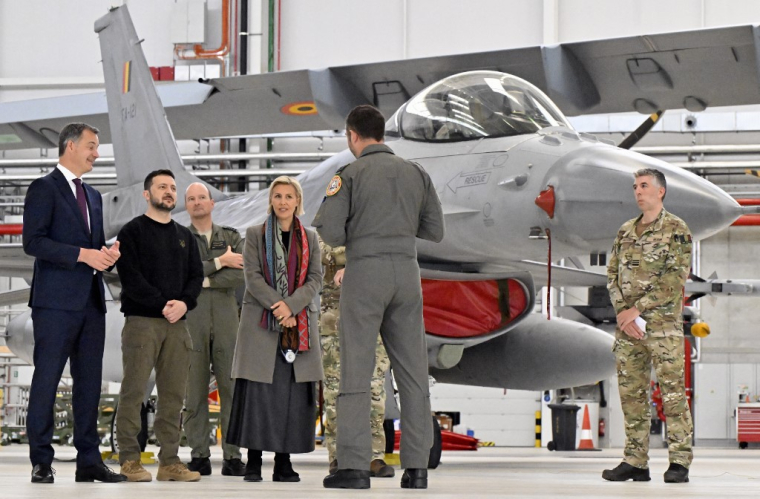 Le Premier ministre belge Alexander De Croo, Volodymyr Zelensky, et la ministre belge de la Défense Ludivine Dedonder, devant un avion F-16, le 28 mai 2024 ( Belga / ERIC LALMAND )